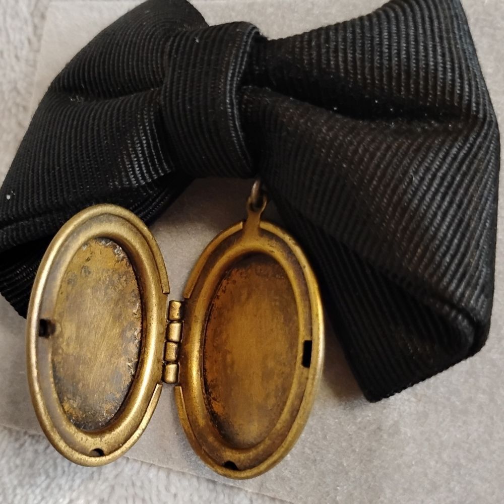 Locket Brooch Set - Picture 6 of 6